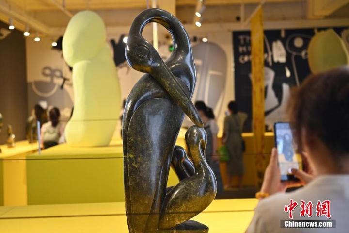 圖為游客拍攝蛇紋石作品《依戀》。中新社記者 李亞龍 攝