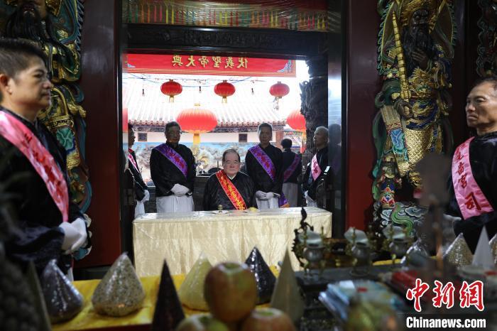 6月21日，“2024(甲辰年)兩岸共祭人文始祖伏羲典禮”在臺灣新北舉行。擔(dān)任主祭官的先嗇宮董事長、中國國民黨前秘書長李乾龍(中)出席典禮并擔(dān)任主祭官。中新社記者 張曉曦 攝