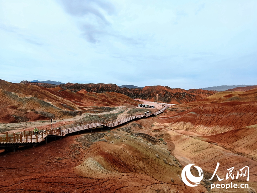  雨后的七彩丹霞，顏色格外艷麗。人民網(wǎng) 黃津曉虎攝