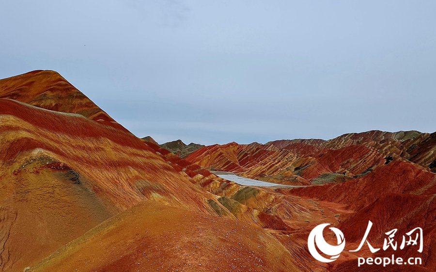 雨后的七彩丹霞，顏色格外艷麗。人民網(wǎng)記者 徐冬兒攝