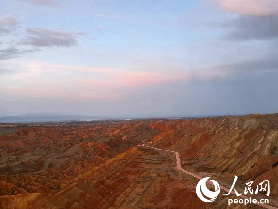日落時(shí)分，余暉與丹霞交相輝映。人民網(wǎng)記者 唐嘉藝攝