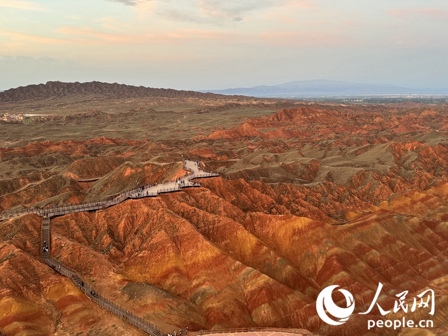 日落時(shí)分，余暉與丹霞交相輝映。人民網(wǎng)記者 徐冬兒攝