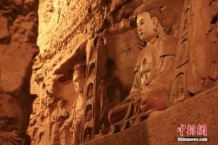 7月15日，甘肅省平?jīng)鍪袥艽h百里石窟長廊中的王母宮石窟造像。百里石窟長廊位于涇川縣境內(nèi)，由512個石窟、5眼窟中石井組成，現(xiàn)存王母宮石窟、鳳凰山石窟、南石窟寺、丈八寺石窟、羅漢洞石窟、太山寺石窟等規(guī)模較大的石窟群，還有數(shù)量眾多的小石窟群。王母宮石窟又名千佛洞，該窟設(shè)計宏大，造像生動，窟內(nèi)擁有造像數(shù)百尊，是較為珍貴的佛教文化歷史遺存。中新社記者 李亞龍 攝</p>
<p>