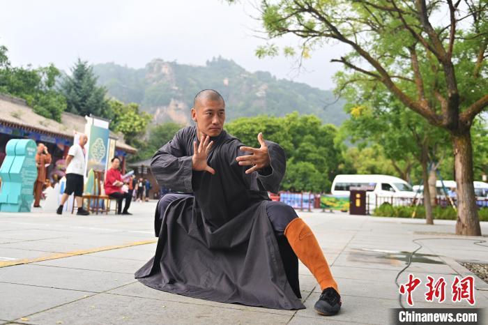 7月14日，甘肅省平?jīng)鍪嗅轻忌骄皡^(qū)內(nèi)，嵩山少林弟子展示武藝。7月13日至14日，“2024年北京體育大學(xué)第十五屆國(guó)際武術(shù)比賽交流大會(huì)暨首屆崆峒山國(guó)際武術(shù)大會(huì)”舉行，大會(huì)也在崆峒山景區(qū)進(jìn)行問道崆峒、武術(shù)高級(jí)研修班、崆峒拜師等系列活動(dòng)。中新社記者 李亞龍 攝</p>
<p>