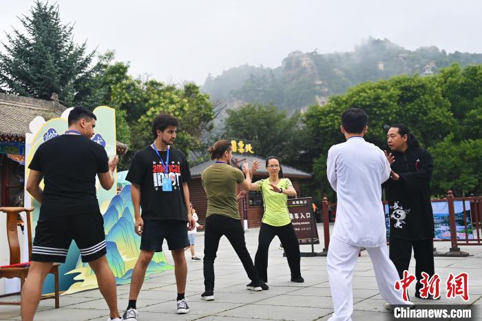 7月14日，甘肅省平?jīng)鍪嗅轻忌骄皡^(qū)內(nèi)，外籍武術(shù)愛好者學(xué)習(xí)崆峒派武術(shù)。7月13日至14日，“2024年北京體育大學(xué)第十五屆國(guó)際武術(shù)比賽交流大會(huì)暨首屆崆峒山國(guó)際武術(shù)大會(huì)”舉行，大會(huì)也在崆峒山景區(qū)進(jìn)行問道崆峒、武術(shù)高級(jí)研修班、崆峒拜師等系列活動(dòng)。中新社記者 李亞龍 攝</p>
<p>