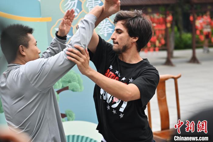 7月14日，甘肅省平?jīng)鍪嗅轻忌骄皡^(qū)內(nèi)，外籍武術(shù)愛好者(右)進(jìn)行忽雷太極拳切磋。7月13日至14日，“2024年北京體育大學(xué)第十五屆國(guó)際武術(shù)比賽交流大會(huì)暨首屆崆峒山國(guó)際武術(shù)大會(huì)”舉行，大會(huì)也在崆峒山景區(qū)進(jìn)行問道崆峒、武術(shù)高級(jí)研修班、崆峒拜師等系列活動(dòng)。中新社記者 李亞龍 攝</p>
<p>