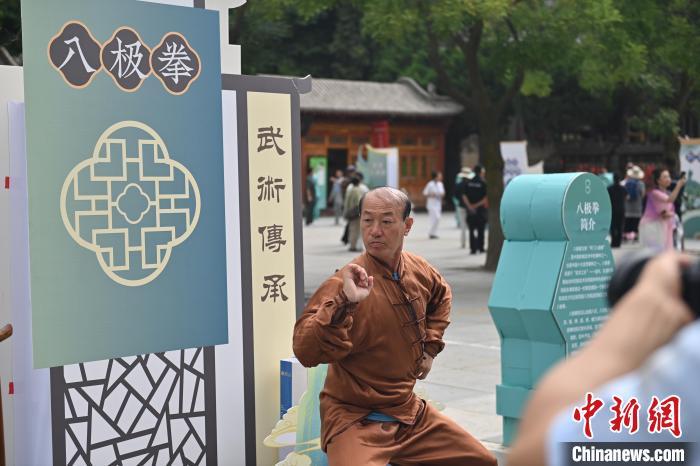 7月14日，甘肅省平?jīng)鍪嗅轻忌骄皡^(qū)內(nèi)，八極拳傳承人展示八極拳。7月13日至14日，“2024年北京體育大學(xué)第十五屆國(guó)際武術(shù)比賽交流大會(huì)暨首屆崆峒山國(guó)際武術(shù)大會(huì)”舉行，大會(huì)也在崆峒山景區(qū)進(jìn)行問道崆峒、武術(shù)高級(jí)研修班、崆峒拜師等系列活動(dòng)。中新社記者 李亞龍 攝</p>
<p>