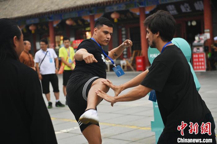 7月14日，甘肅省平?jīng)鍪嗅轻忌骄皡^(qū)內(nèi)，外籍武術(shù)愛好者切磋武藝。7月13日至14日，“2024年北京體育大學(xué)第十五屆國(guó)際武術(shù)比賽交流大會(huì)暨首屆崆峒山國(guó)際武術(shù)大會(huì)”舉行，大會(huì)也在崆峒山景區(qū)進(jìn)行問道崆峒、武術(shù)高級(jí)研修班、崆峒拜師等系列活動(dòng)。中新社記者 李亞龍 攝