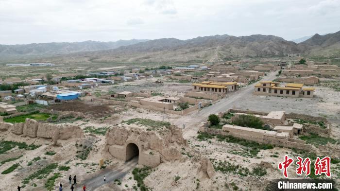 7月13日，位于山丹漢明長城遺址里的硤口古城。(無人機圖片) 　九美旦增 攝