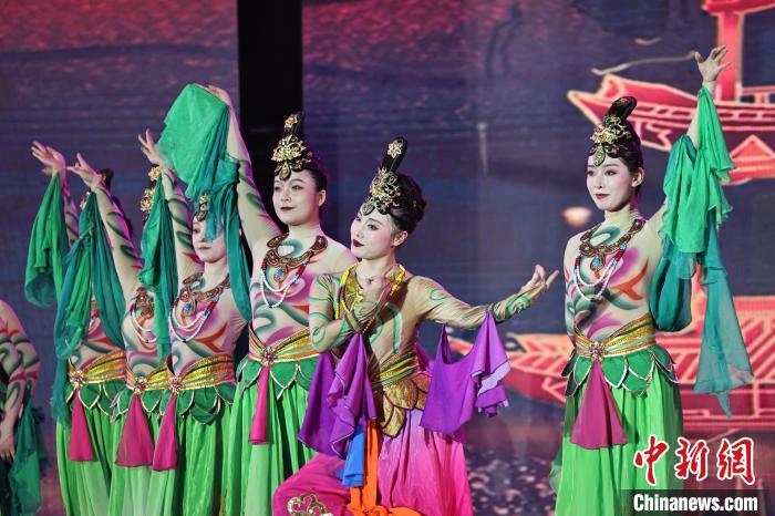 7月19日晚，第五屆黃河之濱文藝展演在蘭州體育文化廣場開幕。圖為開幕式演出敦煌舞蹈。張曦予 攝