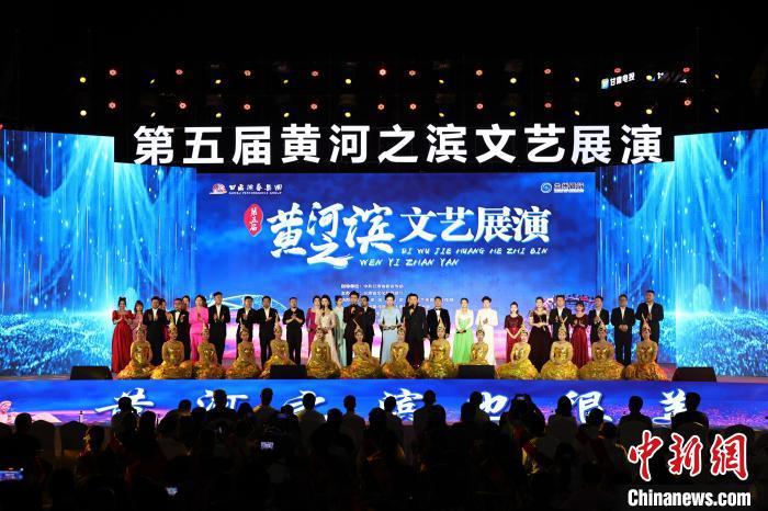 7月19日晚，第五屆黃河之濱文藝展演在蘭州體育文化廣場開幕。張曦予 攝