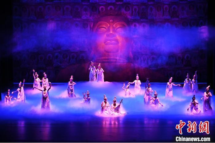 7月18日晚，中國(guó)經(jīng)典舞劇《絲路花雨》在甘肅蘭州黃河劇院進(jìn)行演出。中國(guó)經(jīng)典舞劇《絲路花雨》迎來(lái)45周年，7月17日-8月4日在蘭州開啟為期多天的駐場(chǎng)演出。該舞劇取材于敦煌莫高窟壁畫，集中國(guó)霓裳羽衣舞、敦煌舞、印度舞、黑巾舞、波斯馬鈴舞等于一身，自1979年演出至今，該劇先后在40多個(gè)國(guó)家和地區(qū)演出近4000場(chǎng)，觀眾550多萬(wàn)人次。中新社記者 李亞龍 攝</p>
<p>