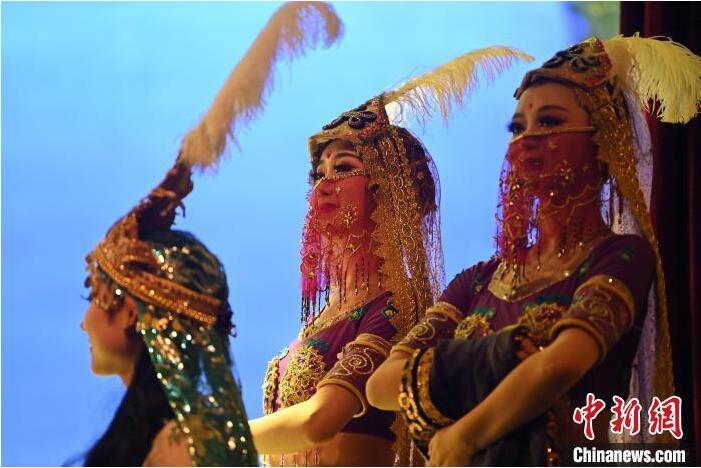 7月18日晚，中國(guó)經(jīng)典舞劇《絲路花雨》在甘肅蘭州黃河劇院進(jìn)行演出。中國(guó)經(jīng)典舞劇《絲路花雨》迎來(lái)45周年，7月17日-8月4日在蘭州開啟為期多天的駐場(chǎng)演出。該舞劇取材于敦煌莫高窟壁畫，集中國(guó)霓裳羽衣舞、敦煌舞、印度舞、黑巾舞、波斯馬鈴舞等于一身，自1979年演出至今，該劇先后在40多個(gè)國(guó)家和地區(qū)演出近4000場(chǎng)，觀眾550多萬(wàn)人次。中新社記者 李亞龍 攝</p>
<p>