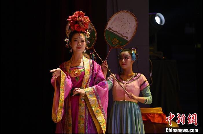 7月18日晚，中國(guó)經(jīng)典舞劇《絲路花雨》在甘肅蘭州黃河劇院進(jìn)行演出。中國(guó)經(jīng)典舞劇《絲路花雨》迎來(lái)45周年，7月17日-8月4日在蘭州開啟為期多天的駐場(chǎng)演出。該舞劇取材于敦煌莫高窟壁畫，集中國(guó)霓裳羽衣舞、敦煌舞、印度舞、黑巾舞、波斯馬鈴舞等于一身，自1979年演出至今，該劇先后在40多個(gè)國(guó)家和地區(qū)演出近4000場(chǎng)，觀眾550多萬(wàn)人次。中新社記者 李亞龍 攝</p>
<p>