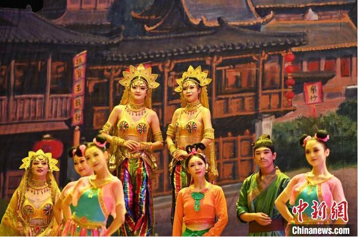 7月18日晚，中國(guó)經(jīng)典舞劇《絲路花雨》在甘肅蘭州黃河劇院進(jìn)行演出。中國(guó)經(jīng)典舞劇《絲路花雨》迎來(lái)45周年，7月17日-8月4日在蘭州開啟為期多天的駐場(chǎng)演出。該舞劇取材于敦煌莫高窟壁畫，集中國(guó)霓裳羽衣舞、敦煌舞、印度舞、黑巾舞、波斯馬鈴舞等于一身，自1979年演出至今，該劇先后在40多個(gè)國(guó)家和地區(qū)演出近4000場(chǎng)，觀眾550多萬(wàn)人次。中新社記者 李亞龍 攝</p>
<p>