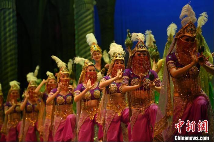 7月18日晚，中國(guó)經(jīng)典舞劇《絲路花雨》在甘肅蘭州黃河劇院進(jìn)行演出。中國(guó)經(jīng)典舞劇《絲路花雨》迎來(lái)45周年，7月17日-8月4日在蘭州開啟為期多天的駐場(chǎng)演出。該舞劇取材于敦煌莫高窟壁畫，集中國(guó)霓裳羽衣舞、敦煌舞、印度舞、黑巾舞、波斯馬鈴舞等于一身，自1979年演出至今，該劇先后在40多個(gè)國(guó)家和地區(qū)演出近4000場(chǎng)，觀眾550多萬(wàn)人次。中新社記者 李亞龍 攝</p>
<p>