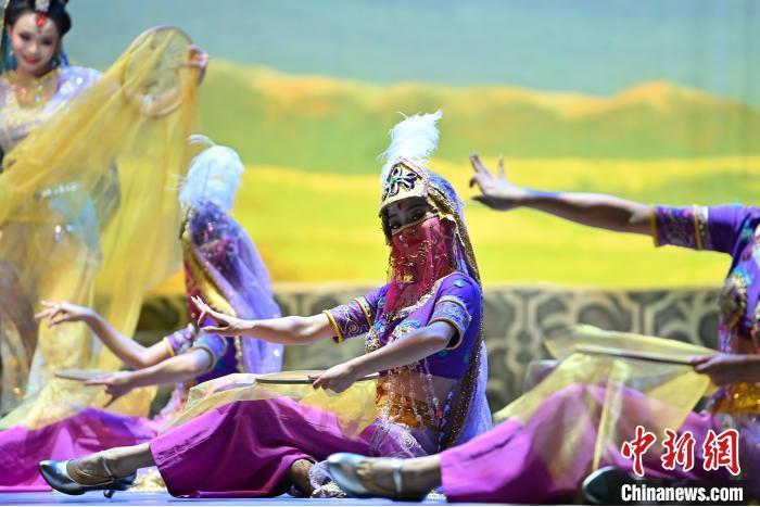 7月18日晚，中國(guó)經(jīng)典舞劇《絲路花雨》在甘肅蘭州黃河劇院進(jìn)行演出。中國(guó)經(jīng)典舞劇《絲路花雨》迎來(lái)45周年，7月17日-8月4日在蘭州開啟為期多天的駐場(chǎng)演出。該舞劇取材于敦煌莫高窟壁畫，集中國(guó)霓裳羽衣舞、敦煌舞、印度舞、黑巾舞、波斯馬鈴舞等于一身，自1979年演出至今，該劇先后在40多個(gè)國(guó)家和地區(qū)演出近4000場(chǎng)，觀眾550多萬(wàn)人次。中新社記者 李亞龍 攝</p>
<p>