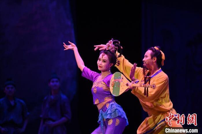 7月18日晚，中國(guó)經(jīng)典舞劇《絲路花雨》在甘肅蘭州黃河劇院進(jìn)行演出。中國(guó)經(jīng)典舞劇《絲路花雨》迎來(lái)45周年，7月17日-8月4日在蘭州開啟為期多天的駐場(chǎng)演出。該舞劇取材于敦煌莫高窟壁畫，集中國(guó)霓裳羽衣舞、敦煌舞、印度舞、黑巾舞、波斯馬鈴舞等于一身，自1979年演出至今，該劇先后在40多個(gè)國(guó)家和地區(qū)演出近4000場(chǎng)，觀眾550多萬(wàn)人次。中新社記者 李亞龍 攝</p>
<p>