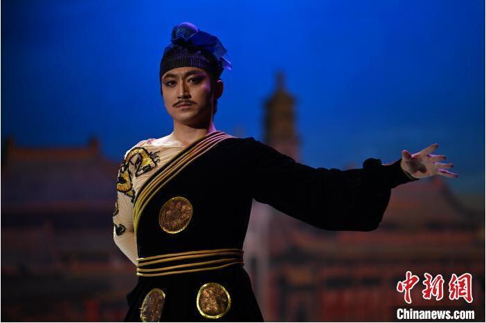 7月18日晚，中國(guó)經(jīng)典舞劇《絲路花雨》在甘肅蘭州黃河劇院進(jìn)行演出。中國(guó)經(jīng)典舞劇《絲路花雨》迎來(lái)45周年，7月17日-8月4日在蘭州開啟為期多天的駐場(chǎng)演出。該舞劇取材于敦煌莫高窟壁畫，集中國(guó)霓裳羽衣舞、敦煌舞、印度舞、黑巾舞、波斯馬鈴舞等于一身，自1979年演出至今，該劇先后在40多個(gè)國(guó)家和地區(qū)演出近4000場(chǎng)，觀眾550多萬(wàn)人次。中新社記者 李亞龍 攝