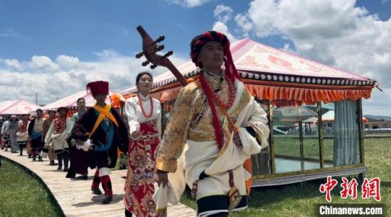 2024年6月，甘肅甘南藏族自治州上演藏服時(shí)裝秀。(資料圖)高瑩 攝