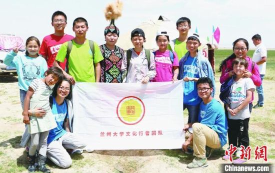 圖為蘭州大學(xué)文化行者團(tuán)隊(duì)走進(jìn)民族社區(qū)。(資料圖)蘭州大學(xué)供圖