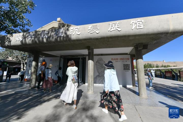 7月22日，游客排隊(duì)進(jìn)入“尋境敦煌——數(shù)字敦煌沉浸展”場(chǎng)館。新華社記者 郎兵兵 攝</p>
<p>