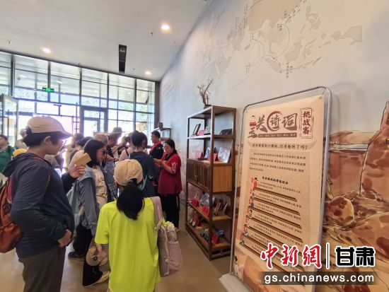 近日，玉門關(guān)遺址景區(qū)開啟了一場精彩紛呈的玉關(guān)詩詞挑戰(zhàn)賽，吸引眾多游人參與其中。玉門關(guān)遺址景區(qū)供圖