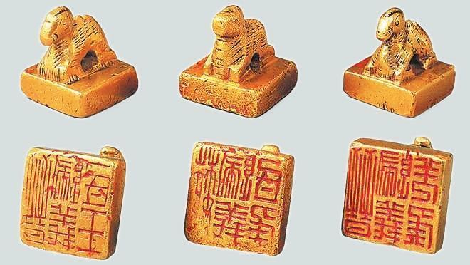 從左至右依次為“晉歸義羌侯”金印、“晉歸義氐王”金印、“魏歸義氐侯”金印