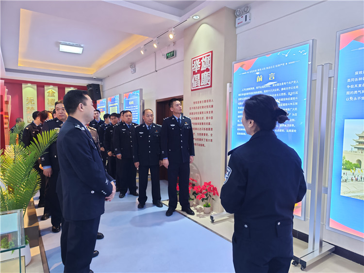 嘉峪關(guān)市公安局明珠路派出所參觀(guān)市公安局紀(jì)法廉政警示教育基地。.jpg