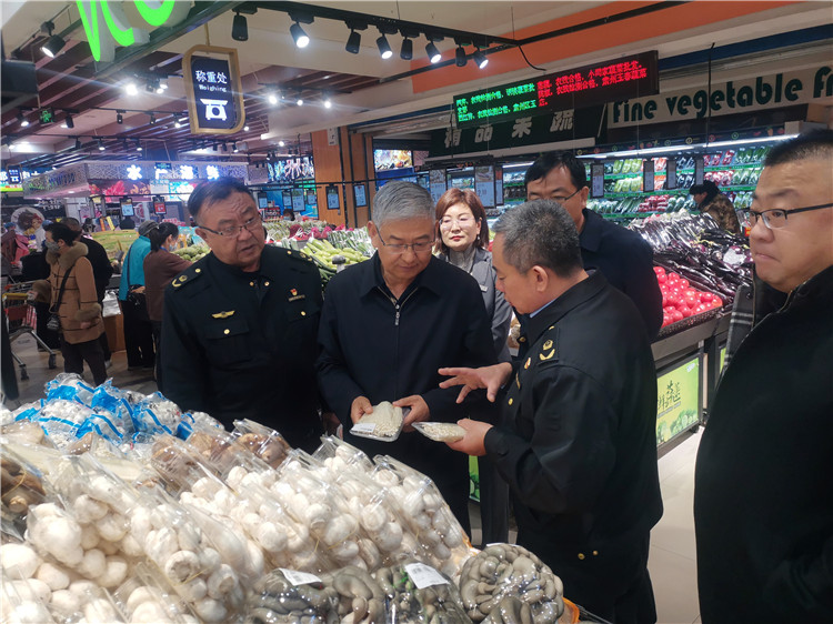 圖為市委常委、市紀(jì)委書(shū)記、市監(jiān)委主任張學(xué)勇調(diào)研食品安全責(zé)任包保企業(yè)西部天地商貿(mào)有限責(zé)任公司.jpg