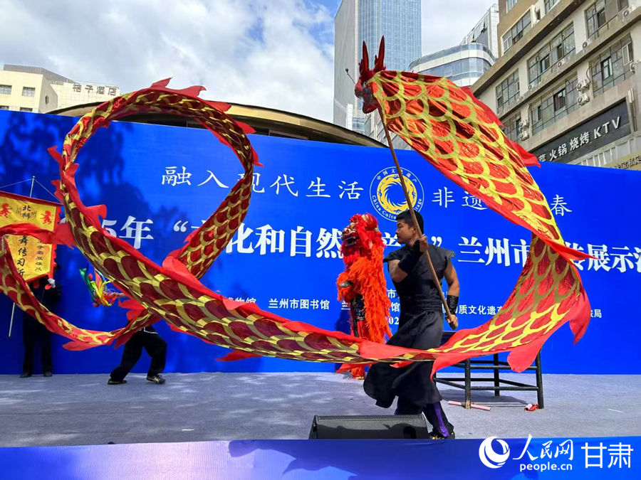 柴宗峰在2025年“文化和自然遺產(chǎn)日”蘭州市非遺宣傳展示活動(dòng)中表演舞獅。人民網(wǎng)記者 焦隆攝