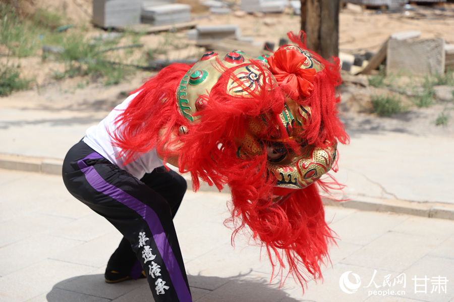 柴宗峰在桃林村展示蘭州北獅風(fēng)采。人民網(wǎng)記者 焦隆攝