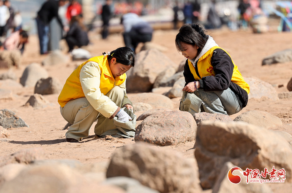 讓志愿紅點(diǎn)亮黃河岸線！蘭州開(kāi)展保護(hù)母親河主題活動(dòng)
